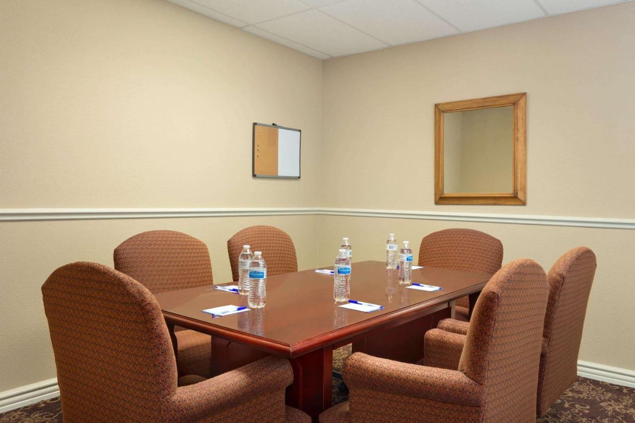 Baymont By Wyndham Wichita East Hotel Екстериор снимка