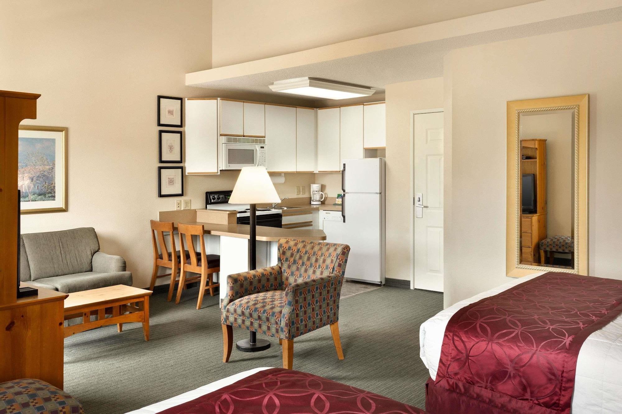 Baymont By Wyndham Wichita East Hotel Екстериор снимка